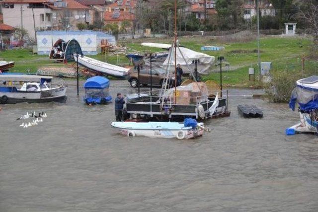 Fırtına, Yağmur Köyceğiz'de Hayatı Felç Etti