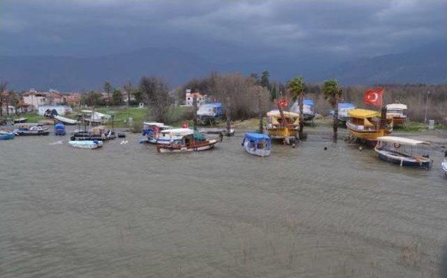 Fırtına, Yağmur Köyceğiz'de Hayatı Felç Etti