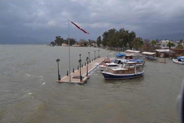 Fırtına, Yağmur Köyceğiz'de Hayatı Felç Etti