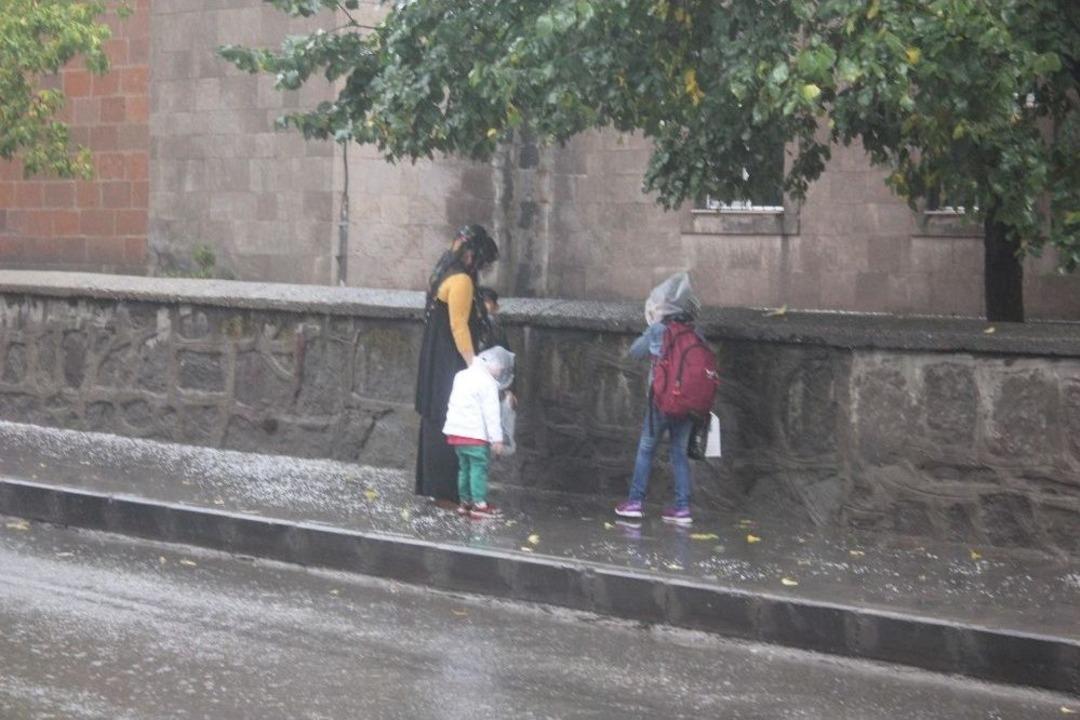 Ağrı&rsquo;da Dolu Nedeniyle Caddeler G&ouml;le D&ouml;nd&uuml;