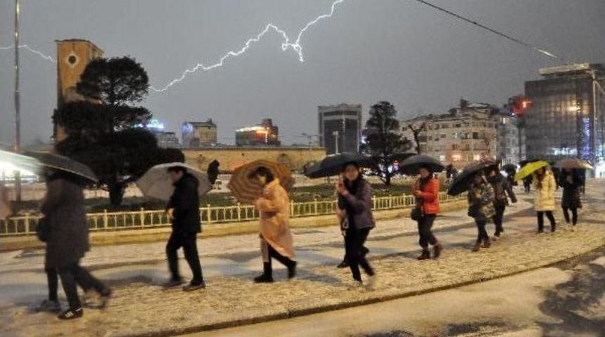 Dolu, Taksim Ve &Ccedil;evresini Beyaza B&uuml;r&uuml;d&uuml;