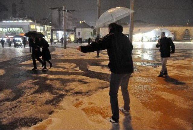 Dolu, Taksim Ve Çevresini Beyaza Bürüdü