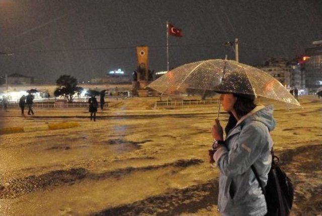 Dolu, Taksim Ve Çevresini Beyaza Bürüdü