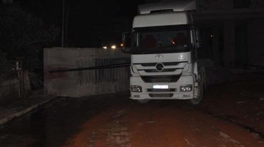 Kum Y&uuml;kl&uuml; Tır'ın Dorsesi Devrildi