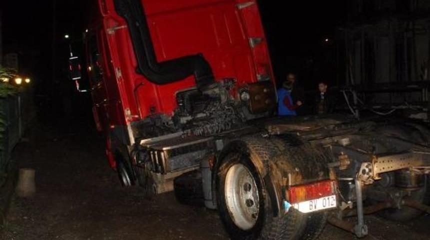 Tır &Ccedil;&ouml;ken Yola Saplandı