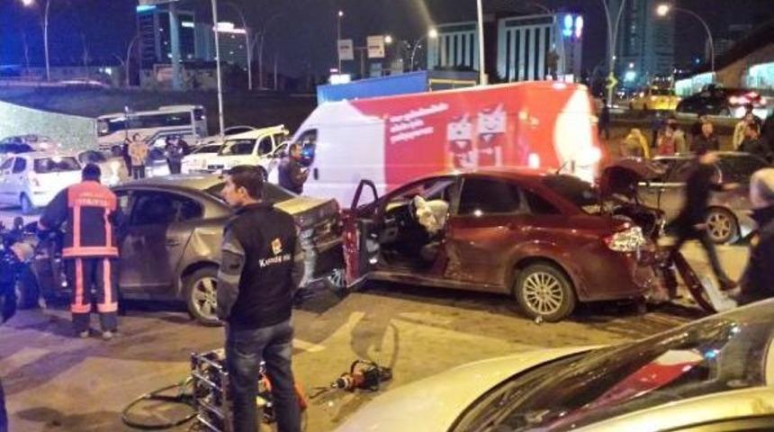 Başkent'te Zincirleme Trafik Kazası: 12 Yaralı