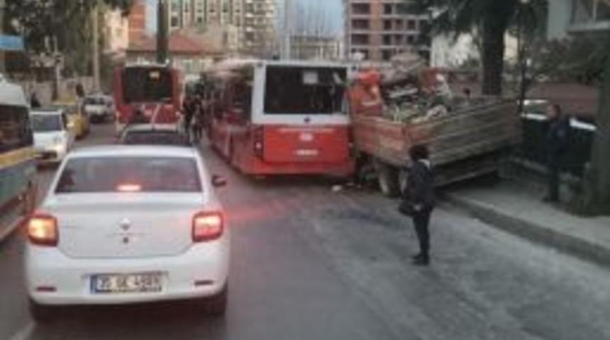 İzmir&rsquo;de Zincirleme Kaza: 5 Yaralı