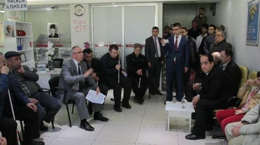 Protestoya Gelen G&ouml;rme Engelliler Başkandan Helallik İsteyerek Ayrıldılar