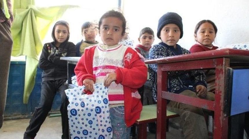 Suriyeli &Ouml;ğrencilere Kırtasiye Yardımı