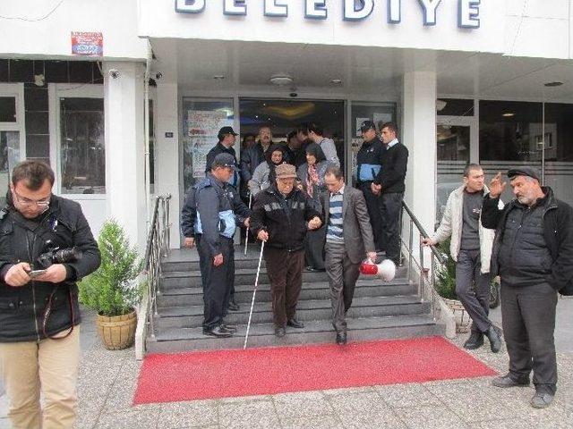 Protestoya Gelen G&ouml;rme Engelliler Başkandan Helallik İsteyerek Ayrıldılar 3