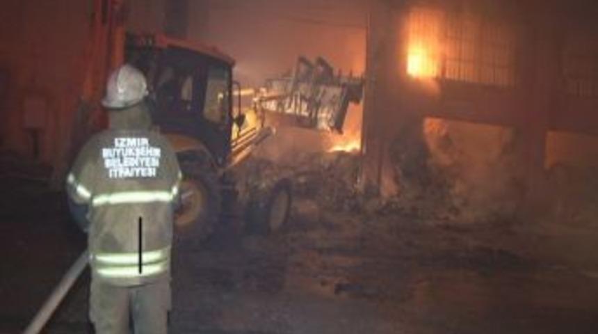 Kağıt Ve Ambalaj Deposunda Patlama: 4 İş&ccedil;i Yaralandı