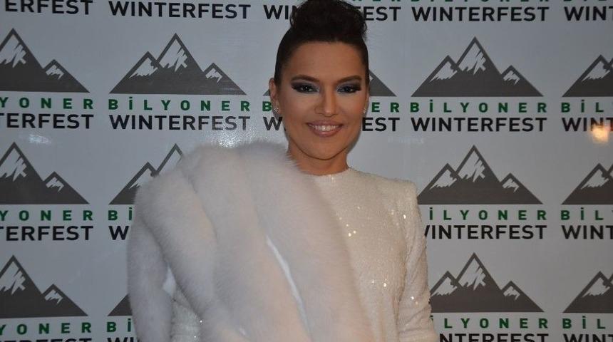 Doğum G&uuml;n&uuml; Olan Bir Kıza Sahne Aldığı Elbiseyi Hediye Etti