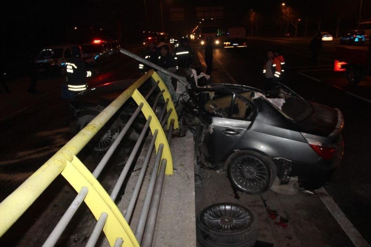 Gizli Buzda Kayan Otomobil K&ouml;pr&uuml; Korkuluğuna &Ccedil;arptı: 2 &Ouml;l&uuml;, 1 Yaralı