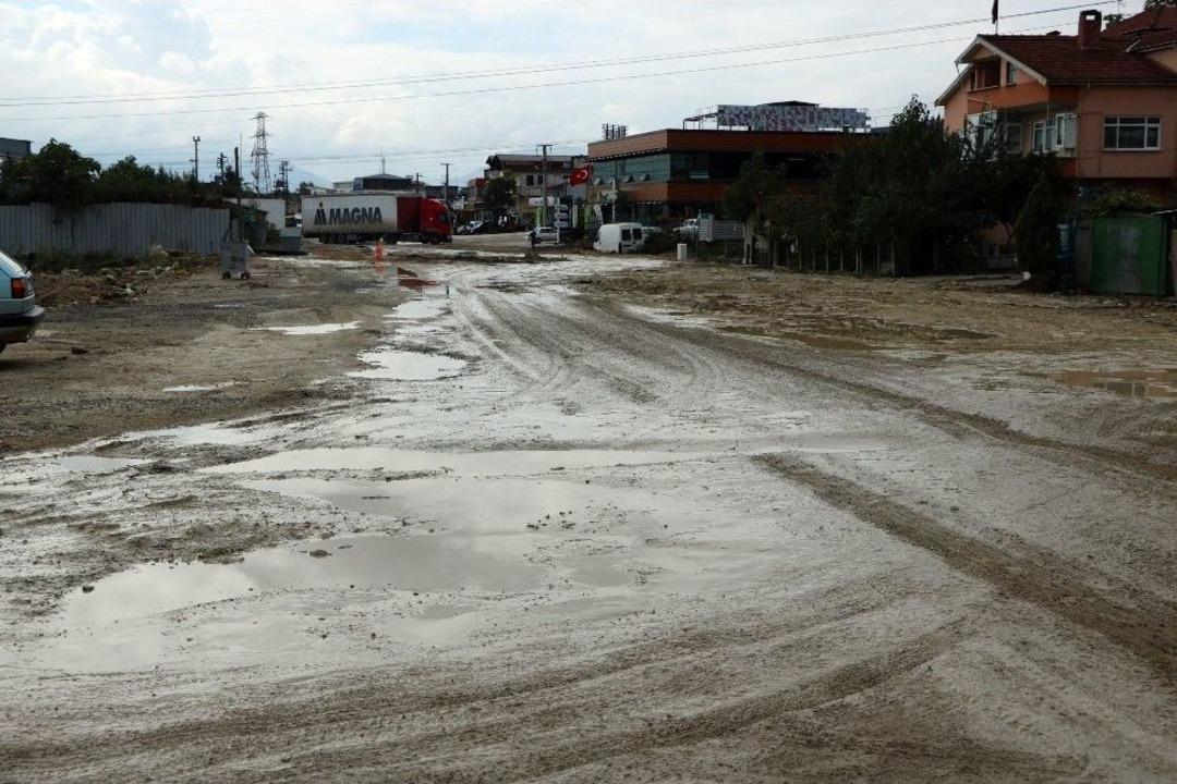 Sakarya&rsquo;da Vatandaşların &Ccedil;amurlu Yol Tepkisi