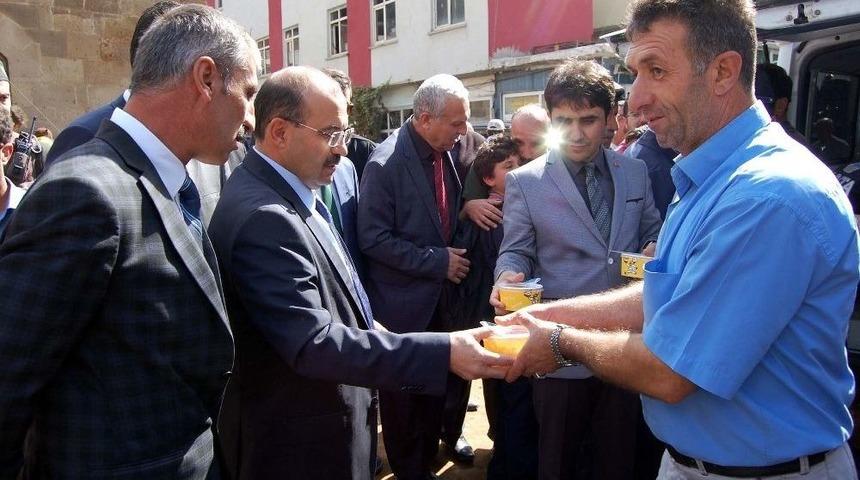 Bitlis Valisi Ustaoğlu, Vatandaşlara Aşure İkramında Bulundu