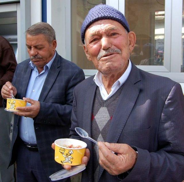 Bitlis Valisi Ustaoğlu, Vatandaşlara Aşure İkramında Bulundu