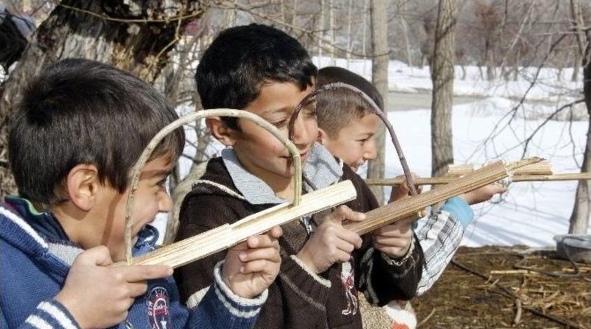 (&ouml;zel Haber) Yarı Yıl Tatilini Hayvanlara Bakarak Ge&ccedil;iriyorlar