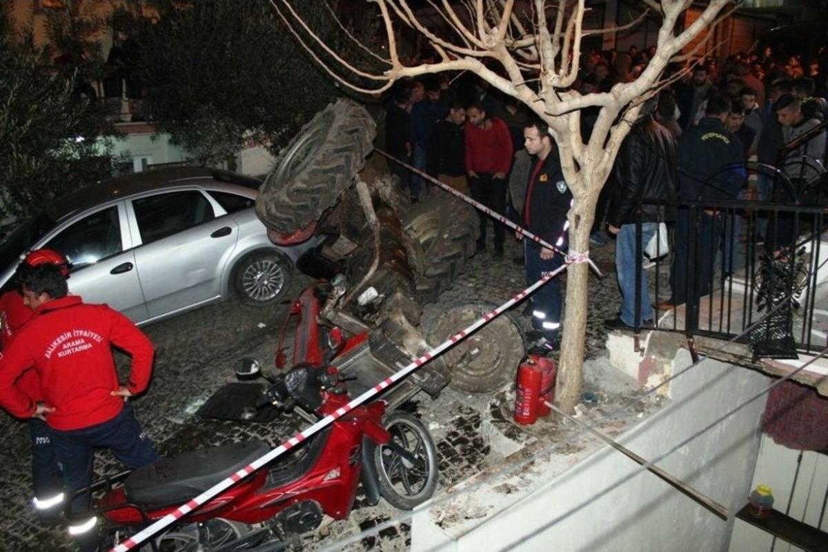 Ayvalık&rsquo;ta Freni Patlayan Trakt&ouml;r Dehşet Sa&ccedil;tı; 2 Yaralı