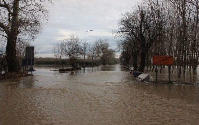 Edirne’de Sel Suları Karaağaç Mahallesi’ne Ulaştı