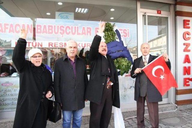 Ak Partili Babuşcu ya Mhp lilerden Siyah Çelenkli Protesto 1