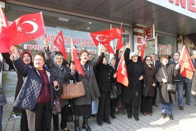 Ak Partili Babuşcu ya Mhp lilerden Siyah Çelenkli Protesto 2