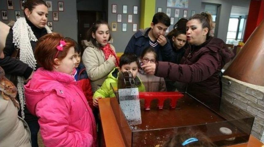 Sihirli Deneyler Kursu &Ouml;ğrencileri Bilim Deney Merkezi&rsquo;ni Ziyaret Etti