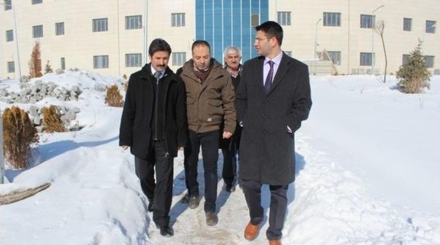 &Ouml;zalp Kaymakamı &Ccedil;i&ccedil;ek, Yeni Hastane Binasında İncelemelerde Bulundu