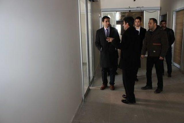 &Ouml;zalp Kaymakamı &Ccedil;i&ccedil;ek, Yeni Hastane Binasında İncelemelerde Bulundu 1