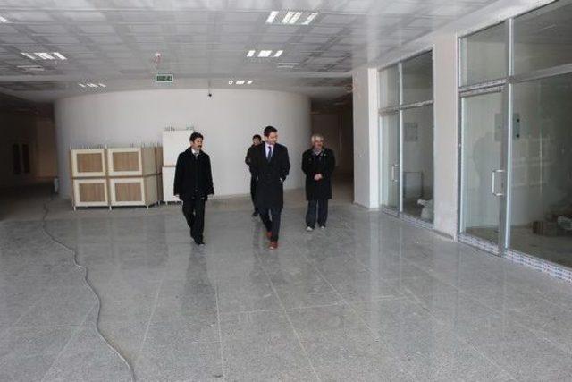 &Ouml;zalp Kaymakamı &Ccedil;i&ccedil;ek, Yeni Hastane Binasında İncelemelerde Bulundu 2