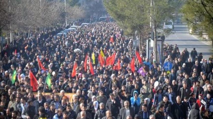 Diyarbakır'daki Cizre Y&uuml;r&uuml;y&uuml;ş&uuml;nde Trene Pkk Flaması Asıldı
