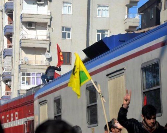 Diyarbakır'daki Cizre Yürüyüşünde Trene Pkk Flaması Asıldı