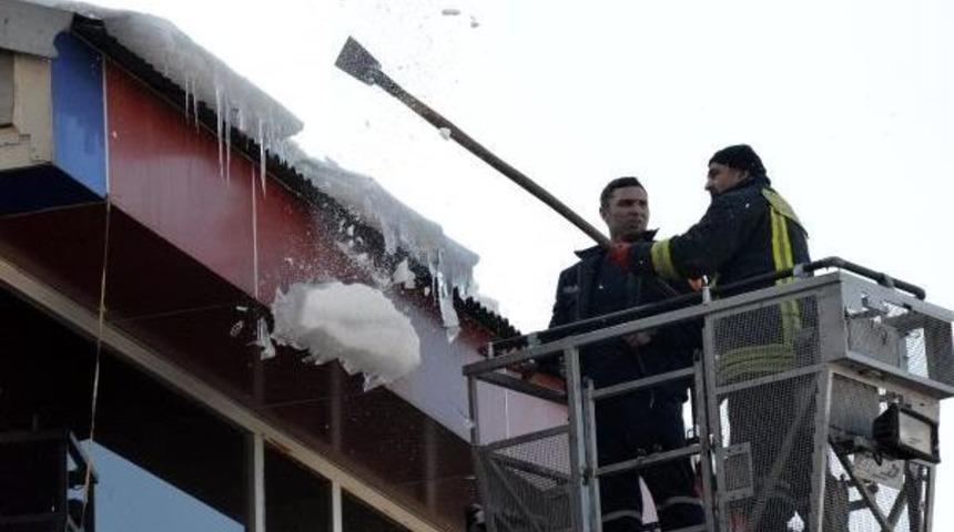 Erzurum'da Itfaiye Timi Buz Sarkıtlarını Kırıyor