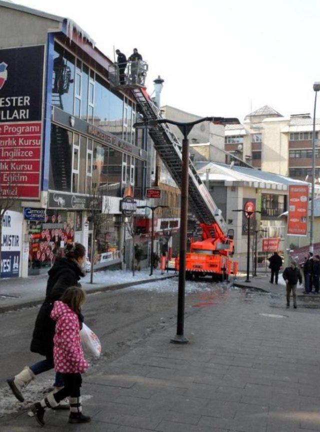 Erzurum'da Itfaiye Timi Buz Sarkıtlarını Kırıyor