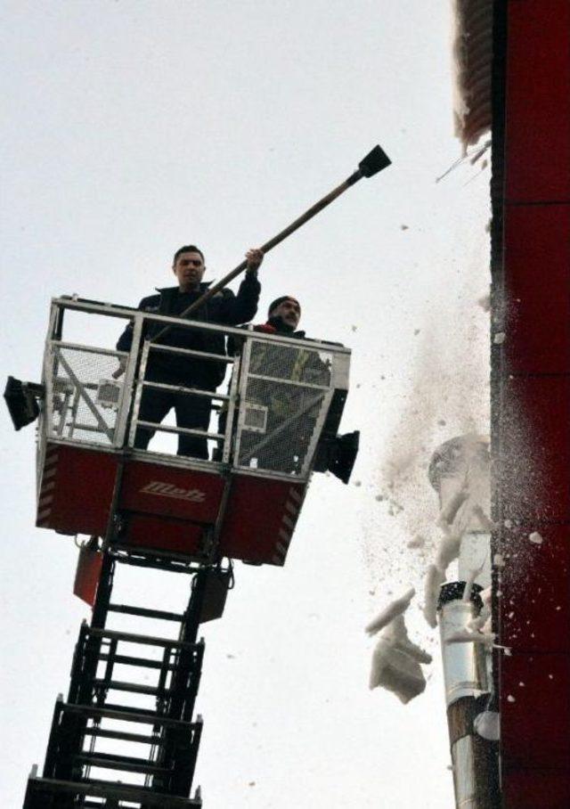 Erzurum'da Itfaiye Timi Buz Sarkıtlarını Kırıyor