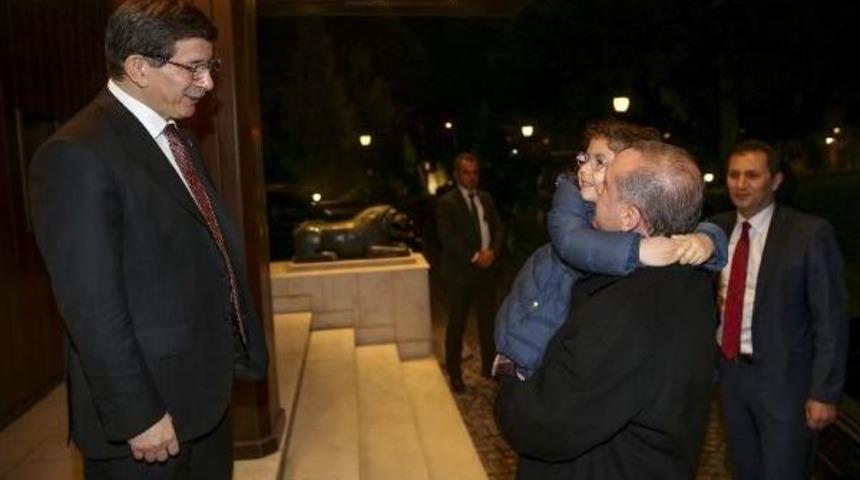 Başbakan Davutoğlu, Cumhurbaşkanı Erdoğan'ı Akşam Yemeğinde Ağırladı