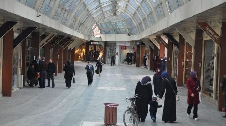 İnegöl’de Kaldırımlar Artık Yayaların