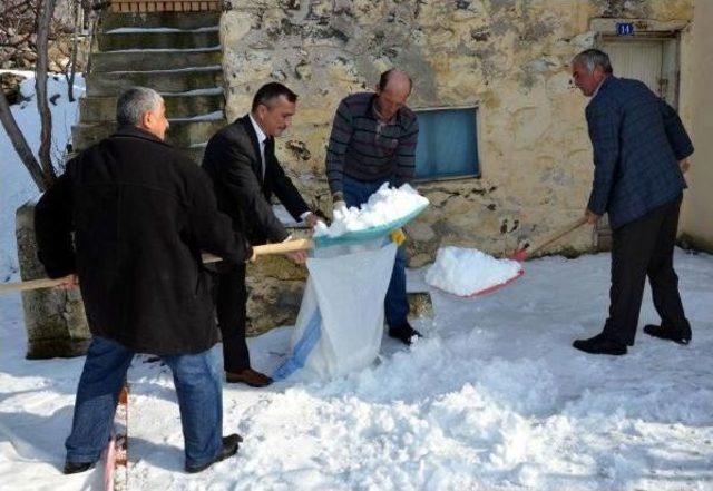 Ramazan Için Kuyulara Kar Dolduruyorlar