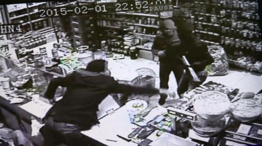 18 Yaşındaki Gen&ccedil;, Silahlı Gasp&ccedil;ıları P&uuml;sk&uuml;rtt&uuml;