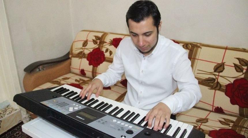 (&ouml;zel Haber) Afrin&rsquo;&rsquo;deki Mehmet&ccedil;iğe &Uuml;niversite &Ouml;ğrencisinden Anlamlı Marş