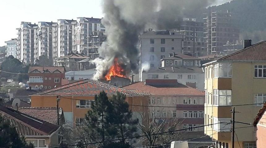 Sultanbeyli&rsquo;de Binanın &Ccedil;atı Katı Alev Alev Yandı