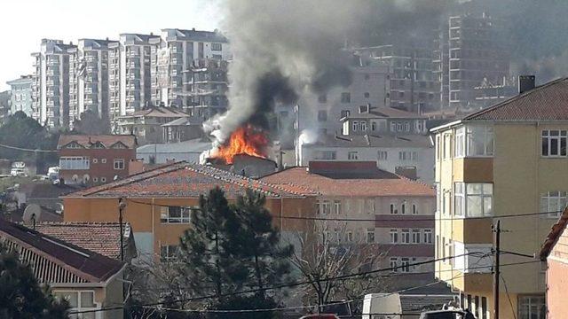 Sultanbeyli&rsquo;de Binanın &Ccedil;atı Katı Alev Alev Yandı 1