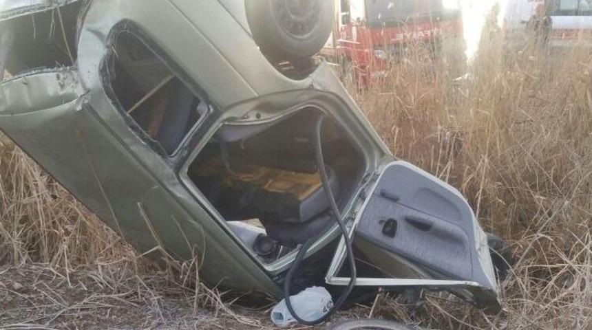 Otomobil &Ccedil;amura Saplandı: 3 Yaralı