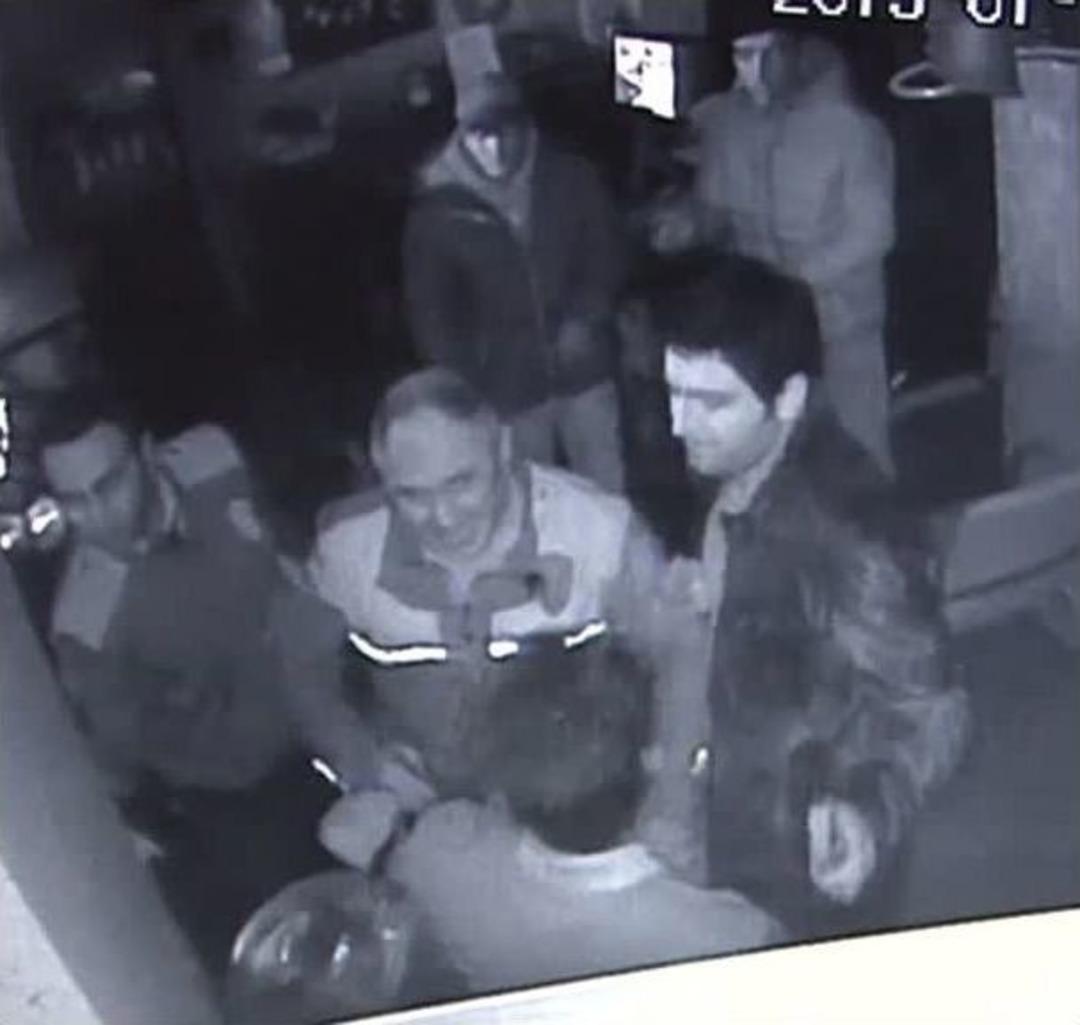 G&uuml;ng&ouml;ren&rsquo;de Devriye G&ouml;revi Yapan Polisin, Esnafı Darp Ettiği İddia Edildi