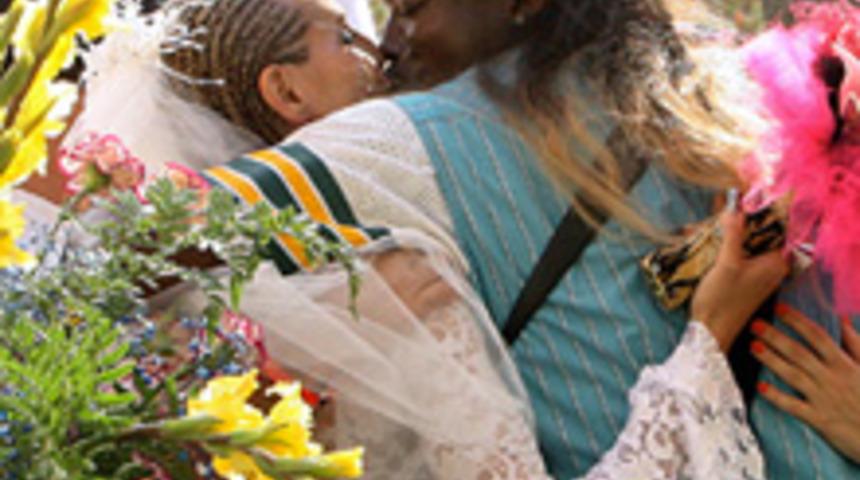 Seksi Modelin İlgin&ccedil; D&uuml;ğ&uuml;n&uuml;