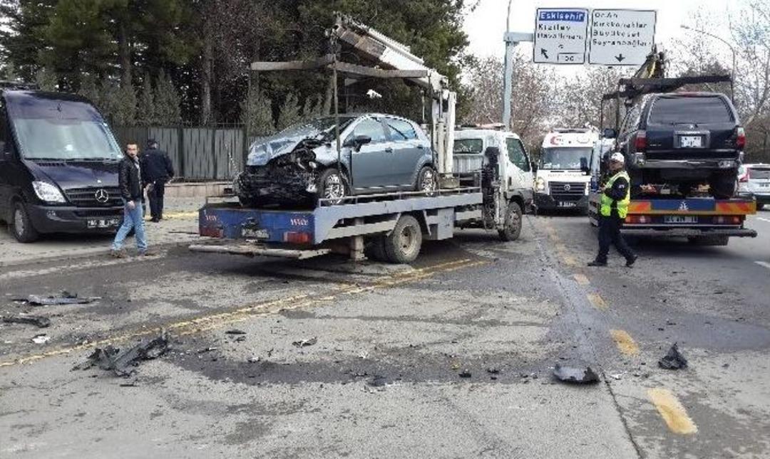 Başbakanlık Resmi Konutu &Ouml;n&uuml;nde Kaza: 5 Yaralı