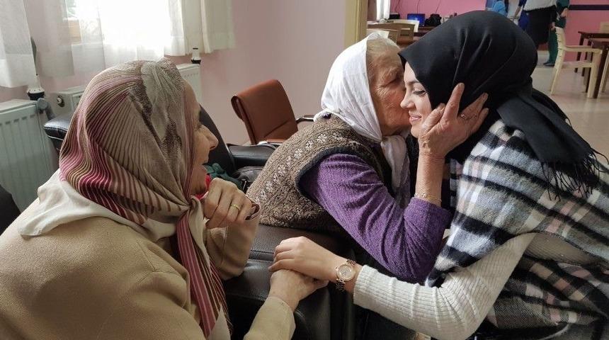 Ad&uuml;&rsquo;l&uuml; &Ouml;ğrencilerden Alzhemier Hastalarına Ziyaret