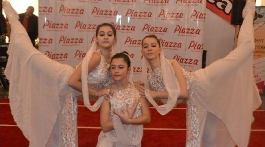 Minik Balerinler Piazza&rsquo;yı Renklendirdi