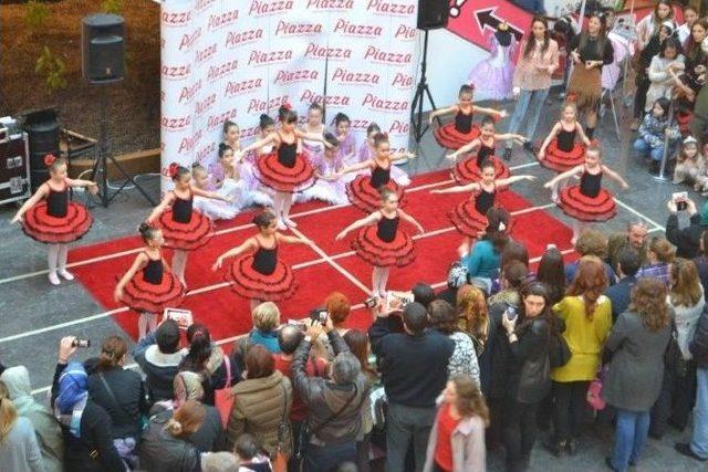 Minik Balerinler Piazza&rsquo;yı Renklendirdi 2