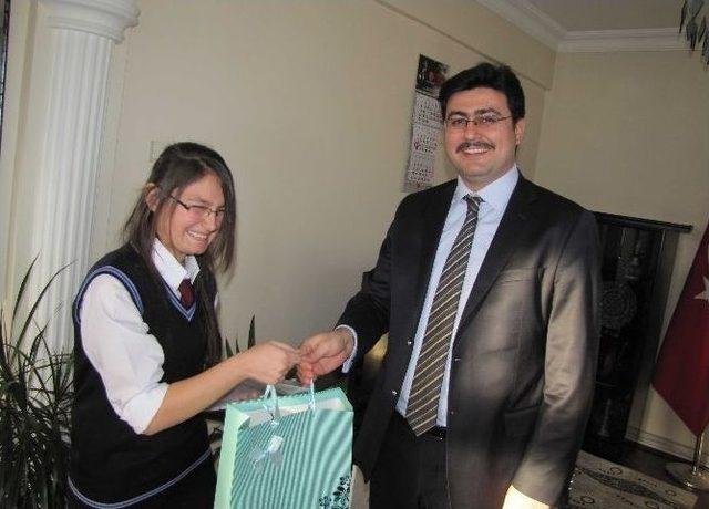 Kaymakam Savran&rsquo;dan Başarılı &Ouml;ğrenciye &Ouml;d&uuml;l 1