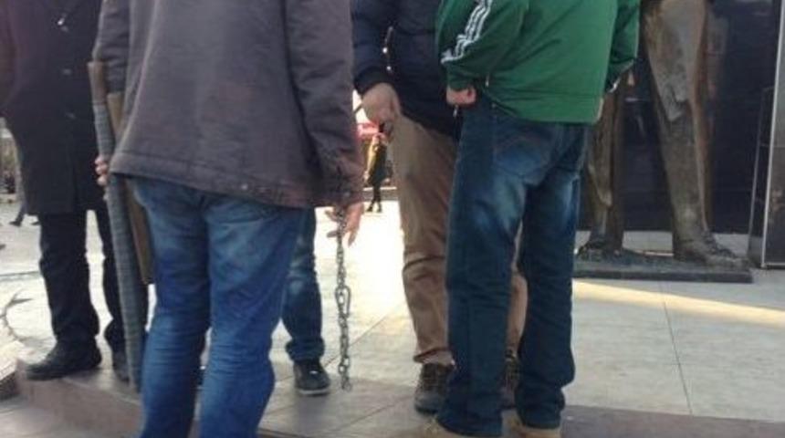 &Ccedil;ocukların &Uuml;st&uuml;nden Bı&ccedil;ak, Zincir Ve Sopa &Ccedil;ıktı